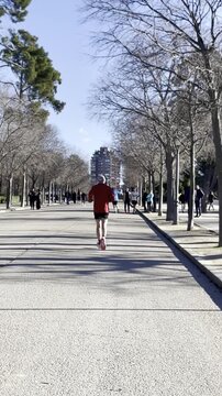 Corredor senior runner haciendo ejercicio y actividad f&iacute;sica con entrenamiento de footing y jogging