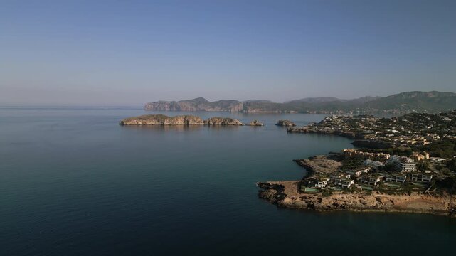 Vista a&eacute;rea de las islas malgrats y litoral costero con chalets de lujo en Mallorca 