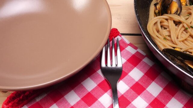 Padella con spaghetti e cozze appena cucinati