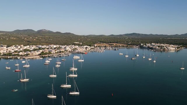Vista a&eacute;rea de Portocolom en Mallorca con barcos y hoteles en la costa mediterr&aacute;nea