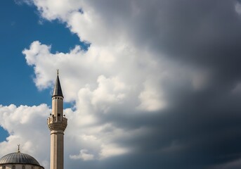 Obraz premium Mosque minaret under cloudy sky
