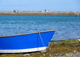 Obraz premium Blue boat by the sea