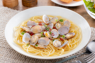 食卓に置かれたボンゴレビアンゴのスープパスタ