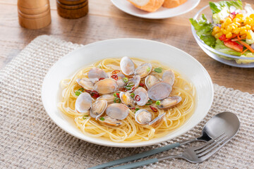 あさり入りボンゴレビアンゴのスープパスタランチ