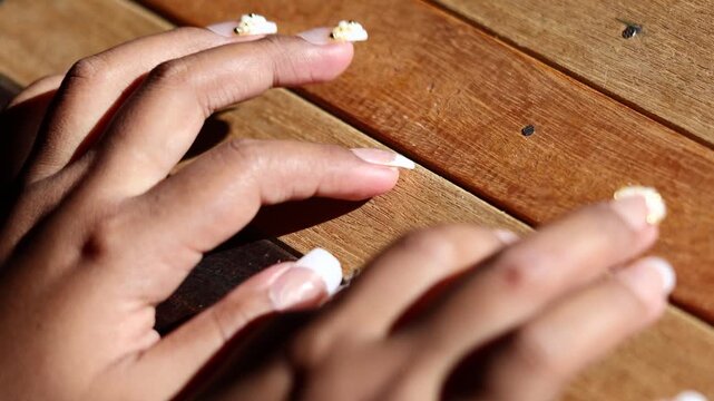 Fingers tapping wooden table, rhythmic dry knocking sounds