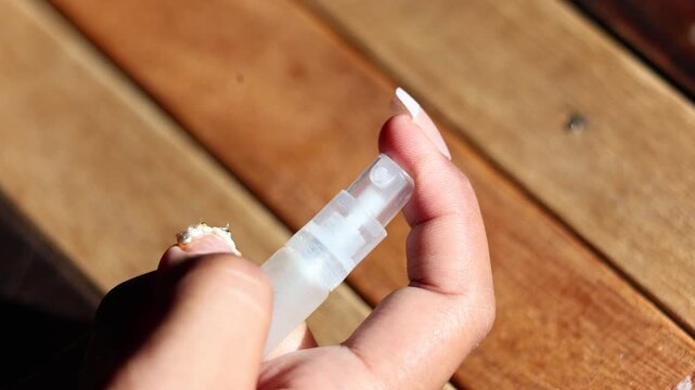Perfume spray bottle pressed, fine mist spraying with soft hiss