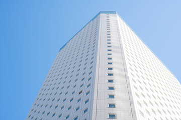 青空に映える高層ビル　ホテル © Peak River