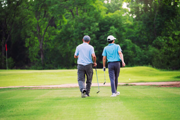 Obraz premium Golf Game Between Father and Son Bonding on Green Course With Smile and Connection in Natural Outdoor Setting