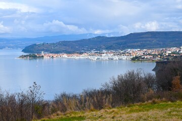 Obraz premium Town of Izola and the hills above at the coast of Adriatic sea in Primorska, Slovenia