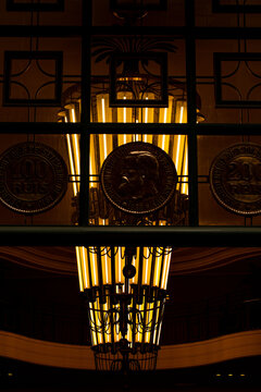 Porta de ferro com vidro e luz de cor amarela. 