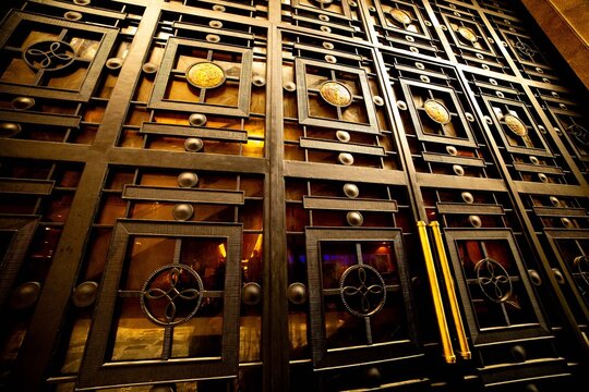Porta de ferro com vidro e luz de cor amarela. 