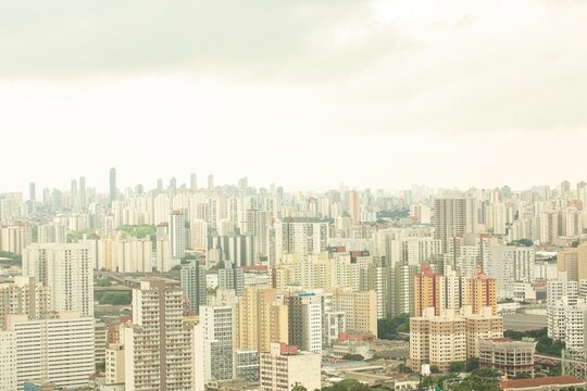 Pr&eacute;dios, casas e ruas da cidade e c&eacute;u ao fundo. 