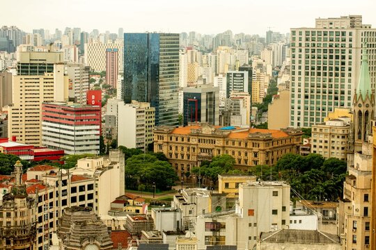 Pr&eacute;dios, casas e ruas da cidade e c&eacute;u ao fundo. 