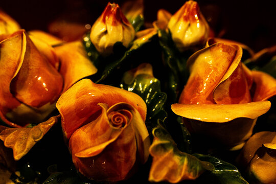 Rosa, flor com p&eacute;talas de cor amarela. 