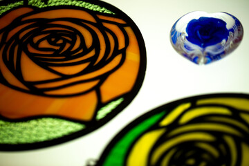 Flores bordadas sobre superfície de vidro.  © Luiz Leite