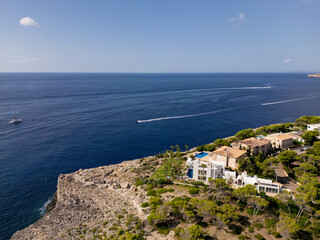 Vista aérea del litoral de Portopetro en Mallorca con costa mediterránea, hoteles y zona residencial © Komposit studio