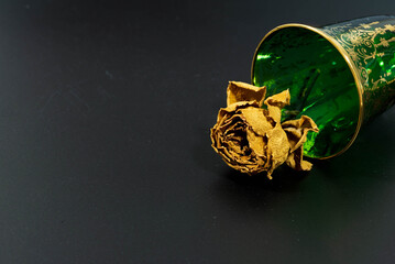 横たわるバラのドライフラワー