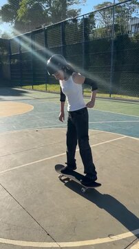 garota com skate praticando esporte ao ar livre 