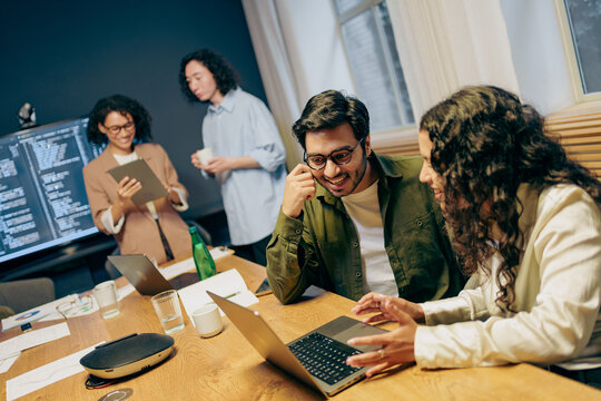 team discusses project, participants prioritize tasks during collaborative meeting in office space