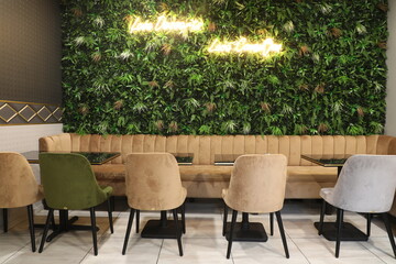 Obraz premium Table et chaises dans un restaurant moderne