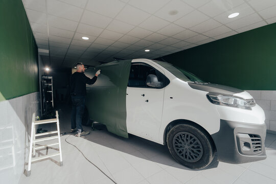 Vehicle customization through expert vinyl wrapping