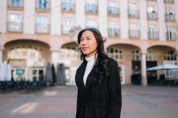 Obraz premium Asian woman traveling in city square