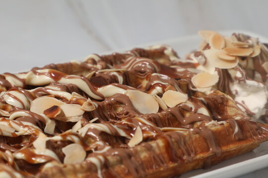 Gauffres avec chocolat et amandes au dessert