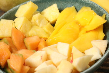 Savoureux poke bowl avec des fruits frais