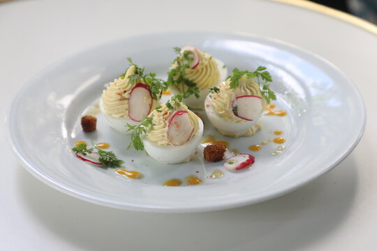 Plat de brasserie avec radis et herbes fra&icirc;ches