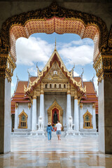Fototapeta premium Exploring the stunning architecture of Wat Benchamabophit in sunny Bangkok