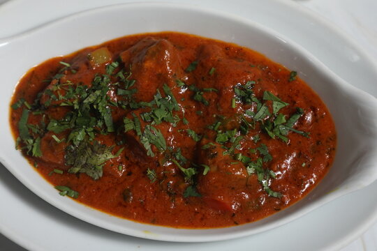 Truffe chocolat avec sauce rouge et herbes