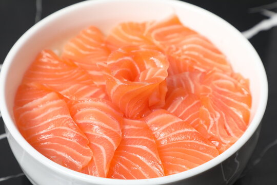 D&eacute;gustation de sushi avec du saumon cru
