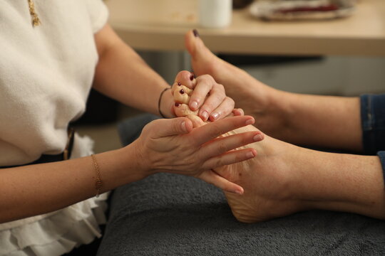 Massage des pieds pour la d&eacute;tente et le bien-&ecirc;tre
