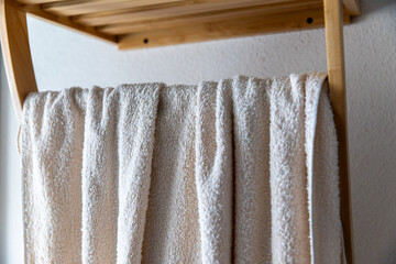 Ein wei&szlig;es Handtuchh&auml;ngt &uuml;ber einem Hantuchhalter im Bad