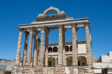 Obraz premium Temple of Diana Columns with Urban Background