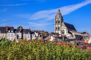 paisaje urbano de la ciudad medieval de Blois,  Francia con su imponente igesia y su torre © Ricardo