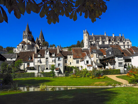 Vista panor&aacute;mica de la ciudad medieval de Loches con sus majestuosas torres y bello jard&iacute;n, Loches Francia