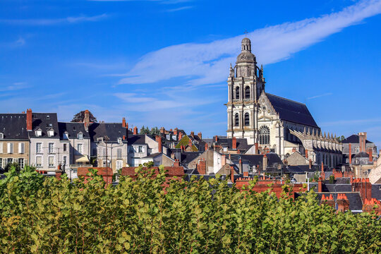 paisaje urbano de la ciudad medieval de Blois,  Francia con su imponente igesia y su torre