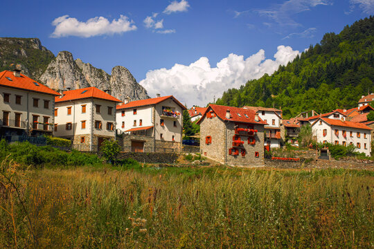 paisaje de casas de piedra y madera entre altas monta&ntilde;as y bosques en Isaba, Navarra, Espa&ntilde;a