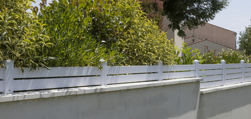 Brise-vue en aluminium blanc d'une maison	