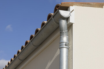Naklejka premium Gouttière en zinc d'une maison 