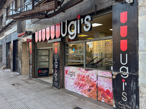 Ugis Pizzeria with stone baked mozzarella pizza offer in Buenos Aires