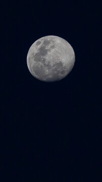 otograf&iacute;a de la luna llena iluminando el cielo nocturno, con detalles n&iacute;tidos en su superficie y un ambiente sereno que transmite calma y misterio. Ideal para proyectos editoriales, publicidad, dise&ntilde;o