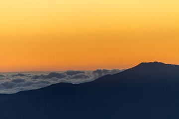 Fototapeta premium Sunset Above the Clouds at Haleakala Crater Maui Hawaii