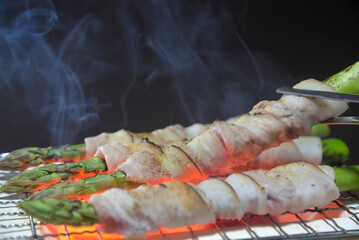 煙り立ち昇る七輪でアスパラガス豚バラ巻きの網焼き