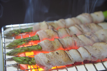 煙り立ち昇る七輪でアスパラガス豚バラ巻きの網焼き