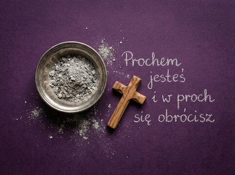 Fioletowe tło z popiołem w małej, srebrnej miseczce i małym drewnianym, delikatnym krzyżem i napisem "prochem jesteś i w proch się obr&oacute;cisz". Środa Popielcowa