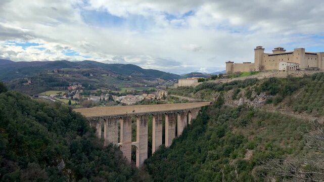 Spoleto, Umbria, il Ponte delle Torri e la Rocca Albornoziana