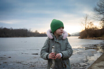 Kindheit in der Winternatur am See