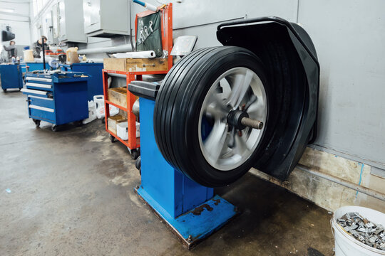 Process of wheel balancing on balancing machine